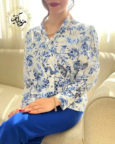 شومیز یقه کراواتی سفید کاربنی طرح گل رز و پروانه مارتا
