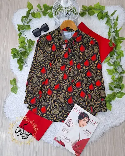 شومیز یقه کراواتی مشکی طرح انار بته جقه های طلایی سرخ نار سایز-3-تخفیفی